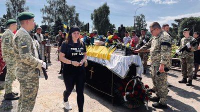 У Мукачеві попрощалися із загиблим на війні Денисом Рудиком У Мукачеві попрощалися із загиблим на війні Денисом Рудиком