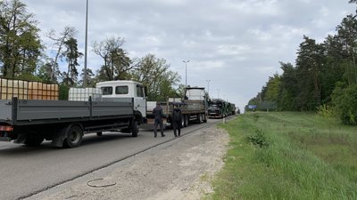 Водії очікують своєї черги. Фото: Нікіта Галка , Суспільне Водії очікують своєї черги. Фото: Нікіта Галка , Суспільне