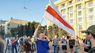 У центрі Харкова вийшли на підтримку протестів у Білорусі У центрі Харкова вийшли на підтримку протестів у Білорусі