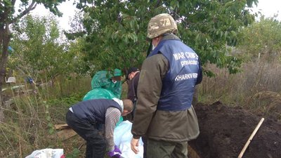 У Циркунах на Харківщині ексгумували тіло чоловіка, в будинок якого під час окупації влучив снаряд