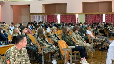 У Тернополі військовослужбовці провели урок для учнів