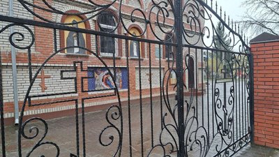 На фото зачинені ворота церкви. На фото зачинені ворота церкви.