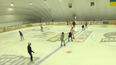 "Весь час у русі": у Маріуполі створили жіночу хокейну команду "Весь час у русі": у Маріуполі створили жіночу хокейну команду