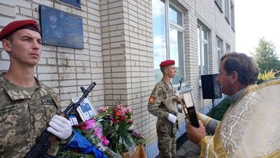 У селі Сінне на Сумщині відкрили меморіальну дошку полковнику ЗСУ Євгену Коростильову У селі Сінне на Сумщині відкрили меморіальну дошку полковнику ЗСУ Євгену Коростильову