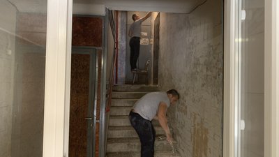 Ремонт за свої гроші: як жителі 9-поверхівки в Ужгороді самі відновлюють під’їзди Ремонт за свої гроші: як жителі 9-поверхівки в Ужгороді самі відновлюють під’їзди