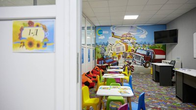 Володимир Зеленський і пес Патрон сіли за парти в школі Ірпеня на Київщині Володимир Зеленський і пес Патрон сіли за парти в школі Ірпеня на Київщині