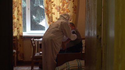 На рівні з усіма: випускники медколеджу на Харківщині пів року працюють у COVID-лікарнях На рівні з усіма: випускники медколеджу на Харківщині пів року працюють у COVID-лікарнях
