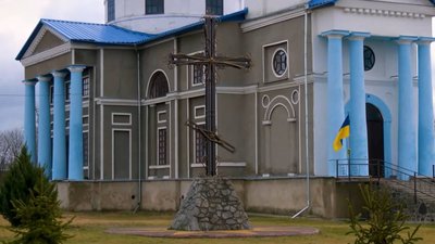 "Печера настоятеля": у селі на Черкащині священник під церквою копає підземний хід "Печера настоятеля": у селі на Черкащині священник під церквою копає підземний хід