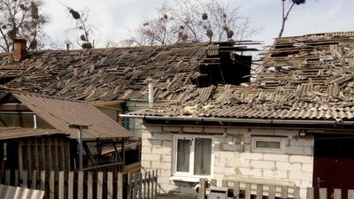 Перекривають дах — волонтери "Добробату" допомагають відновлювати будинки у Тростянці