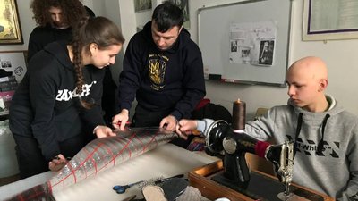 У Тернополі волонтери шиють устілки для захисників У Тернополі волонтери шиють устілки для захисників