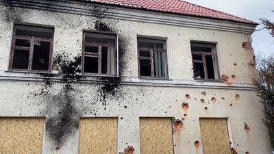 Пошкоджені 11 приватних будинків і 5 адмінбудівель: що розповідають місцеві про обстріл центру Семенівки на Чернігівщині Пошкоджені 11 приватних будинків і 5 адмінбудівель: що розповідають місцеві про обстріл центру Семенівки на Чернігівщині