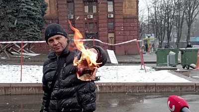 У центрі Дніпра громадянин РФ спалив свій російський паспорт. СУСПІЛЬНЕ | ВІДЕОНОВИНИ