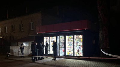 Увірвались зі зброєю до магазину: на Черкащині двом чоловікам повідомили про підозру Увірвались зі зброєю до магазину: на Черкащині двом чоловікам повідомили про підозру