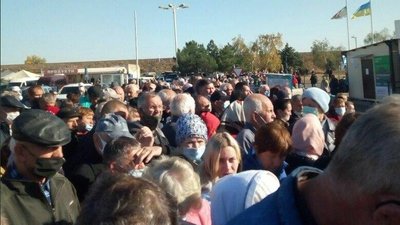 Російські окупанти блокують пропуск людей на КПВВ "Станиця Луганська"