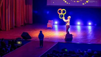 Усмішки — для дітей, а гроші — для ЗСУ. На Франківщині працівники цирку провели благодійний концерт Усмішки — для дітей, а гроші — для ЗСУ. На Франківщині працівники цирку провели благодійний концерт
