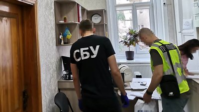 Забирали квартири за шахрайською схемою: в Житомирі виявили групу людей, причетних до справ із нерухомістю Забирали квартири за шахрайською схемою: в Житомирі виявили групу людей, причетних до справ із нерухомістю