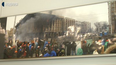У архіві автора виставки, киянина Олександра Сліпченка, світлини з різних етапів революції Гідності. Фото: Суспільне. Поділля. У архіві автора виставки, киянина Олександра Сліпченка, світлини з різних етапів революції Гідності. Фото: Суспільне. Поділля.