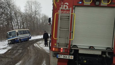 У Рогатинській громаді на Франківщині рятувальники витягли з кювету рейсовий автобус