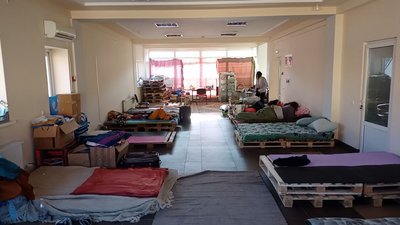 Спальні місця облаштували на палетах