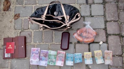 Небайдужий херсонець допоміг поліцейським затримати вуличних грабіжників