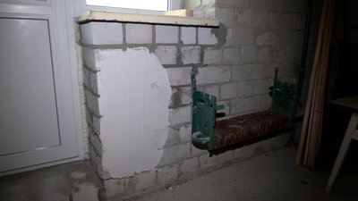 "Зовні зробили, а всередині розходяться стіни": як ремонтують гуртожиток в мікрорайоні Бобровиця у Чернігові "Зовні зробили, а всередині розходяться стіни": як ремонтують гуртожиток в мікрорайоні Бобровиця у Чернігові
