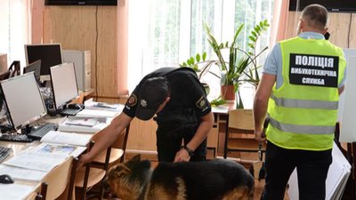 Поліція перевірила об'єкти біля автомобіля на наявність вибухівки Поліція перевірила об'єкти біля автомобіля на наявність вибухівки