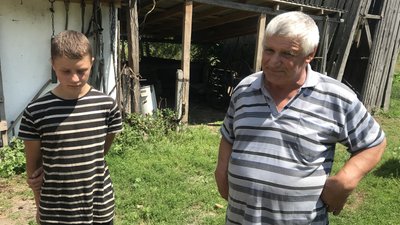 Поки батько на фронті, 14-річний Вадим Сліпченко з Житомирщини проживає у дідуся і бабусі Поки батько на фронті, 14-річний Вадим Сліпченко з Житомирщини проживає у дідуся і бабусі