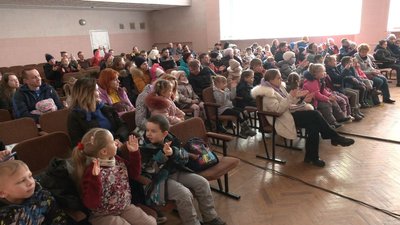 Щоб забули про війну: черкаські театрали показали виставу для евакуйованих дітей
