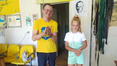 У Білопіллі на Сумщині 13-річна дівчина зробила півтисячі скоб з арматури для бійців ЗСУ
