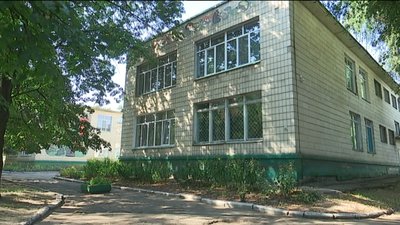 “Діставали уламки з рук та голови”. У сумській школі на дітей впала віконна фрамуга