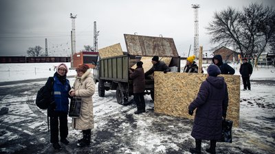 Жителі деокупованої Козачої Лопані на Харківщині отримали від волонтерів будівельні набори Жителі деокупованої Козачої Лопані на Харківщині отримали від волонтерів будівельні набори