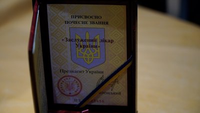 Лікарку з Чернігова, що працювала під обстрілами нагородив Зеленський Лікарку з Чернігова, що працювала під обстрілами нагородив Зеленський