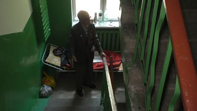 У Чернігові 94-річний дідусь живе у під’їзді