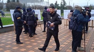 "Річ у тім". У Сумах влаштували виставку, присвячену проблемі домашнього насилля "Річ у тім". У Сумах влаштували виставку, присвячену проблемі домашнього насилля