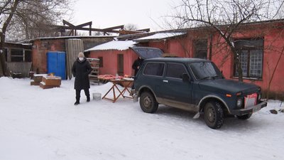 Одна черга на всіх: у Щастинській лікарні людей з підозрою на ковід приймають разом з іншими хворими Одна черга на всіх: у Щастинській лікарні людей з підозрою на ковід приймають разом з іншими хворими