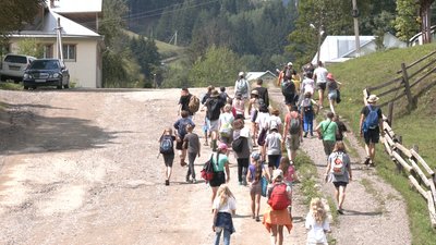 "Місце, де можна забути про війну": як у Карпатах працює "Лісова школа" для дітей-переселеців "Місце, де можна забути про війну": як у Карпатах працює "Лісова школа" для дітей-переселеців