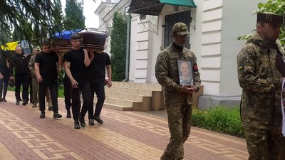 У Сумах прощаються із трьома енергетиками, які загинули від російського обстрілу У Сумах прощаються із трьома енергетиками, які загинули від російського обстрілу