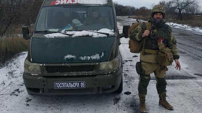 "Запитайте в доньки, як це — чекати папу з війни": історія парамедика та бійця Олексія Кравченка "Запитайте в доньки, як це — чекати папу з війни": історія парамедика та бійця Олексія Кравченка