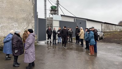 Жителі села Завишень прийшли зі скаргами під територію зерносушарки