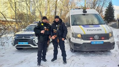 У Києві правоохоронці врятували жінку, яка разом із собакою провалилась під лід