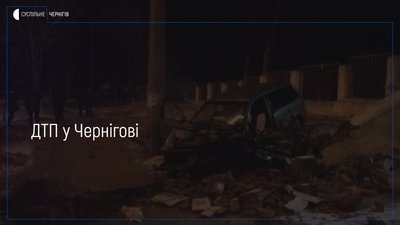 У Чернігові нетверезий водій збив дерево, електроопору та в’їхав у сходи 13-ої школи