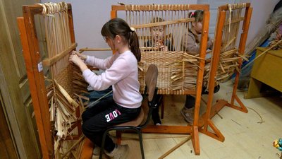"Потрібно відновлювати цей промисел": у селах на Вінниччині проводять безкоштовні гуртки з рогозоплетіння