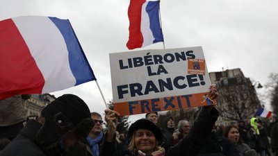 У Європі тисячі людей виступили проти обмежень для невакцинованих від COVID-19 У Європі тисячі людей виступили проти обмежень для невакцинованих від COVID-19