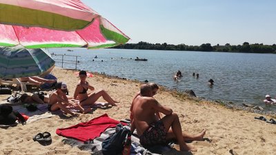 Люди біля водойми у Рівному