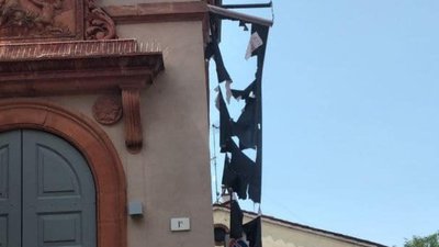 Вивіска, яку знищив град Вивіска, яку знищив град