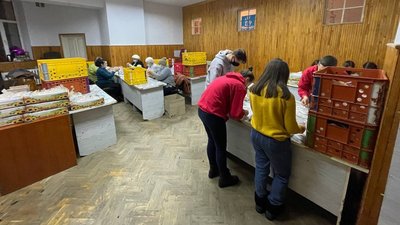 У Тернополі волонтери готують пряники для дітей з малозабезпечених сімей У Тернополі волонтери готують пряники для дітей з малозабезпечених сімей