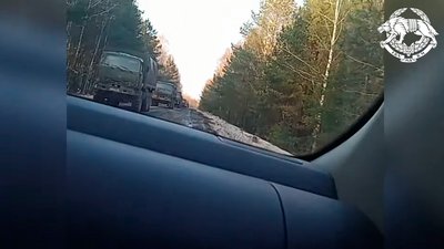 Колона російської техніки, яку зафіксували чоловіки Колона російської техніки, яку зафіксували чоловіки