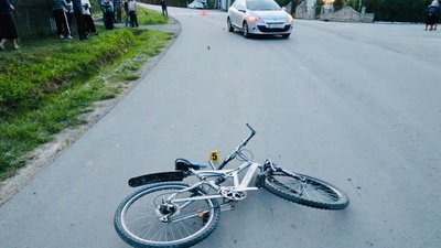 На Івано-Франківщині автомобіль збив 11-річного велосипедиста