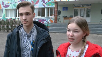 У вишиванках та із синьо-жовтими стрічками: черкаські школярі відзначили День єднання У вишиванках та із синьо-жовтими стрічками: черкаські школярі відзначили День єднання