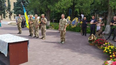 Загинули в один день: у Бобровиці попрощалися з трьома бійцями Загинули в один день: у Бобровиці попрощалися з трьома бійцями